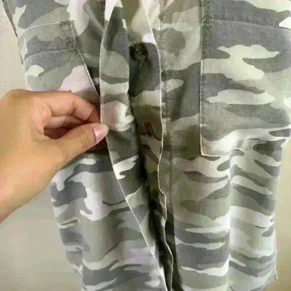 Anthropologie Cloth & Stone Sleeveless Button Up Camo Collar Split Back Women SM - Picture 1 of 10